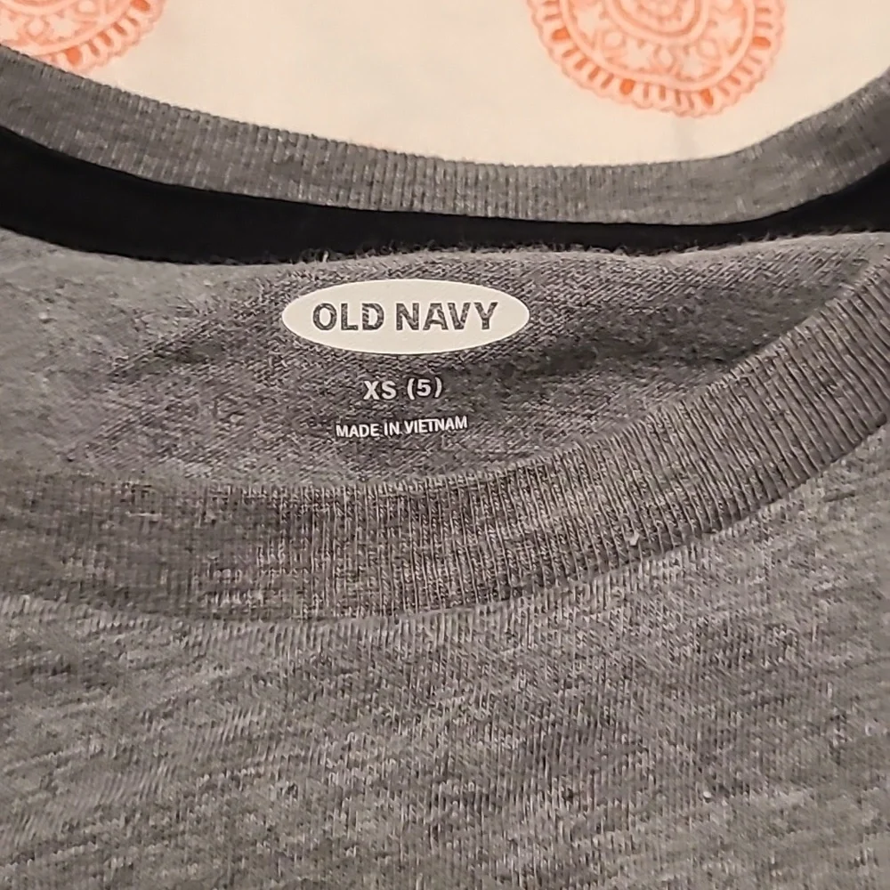 Old Navy Boys Gray Size 5 Versitile long sleeve t-shirt EUC